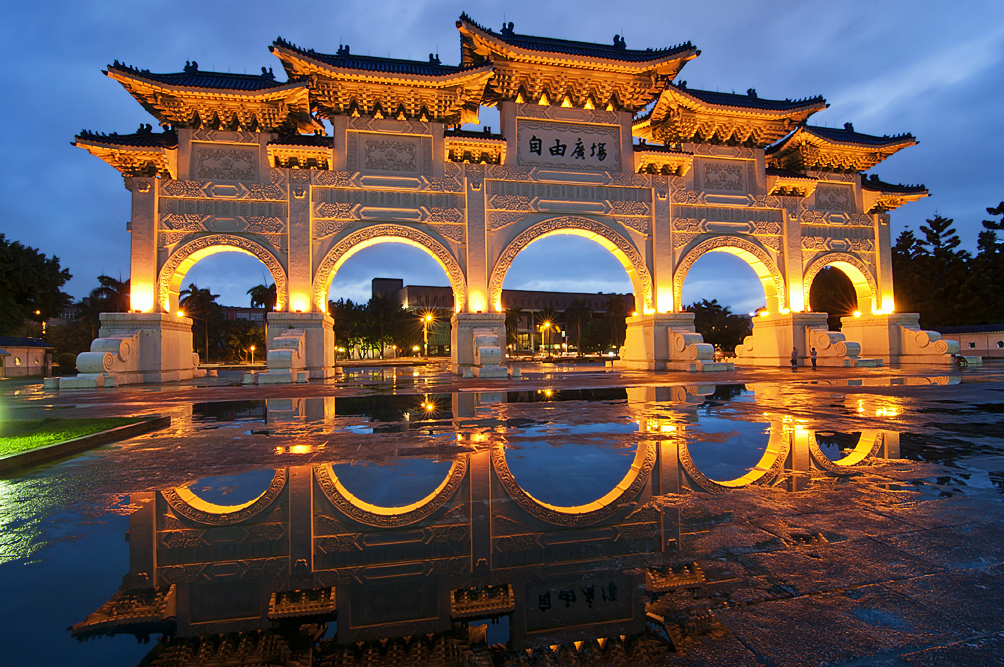 Chiang Kai-shek Memorial Hall after the rain - Taipei. Photo by Daniel Aguilera Sánchez