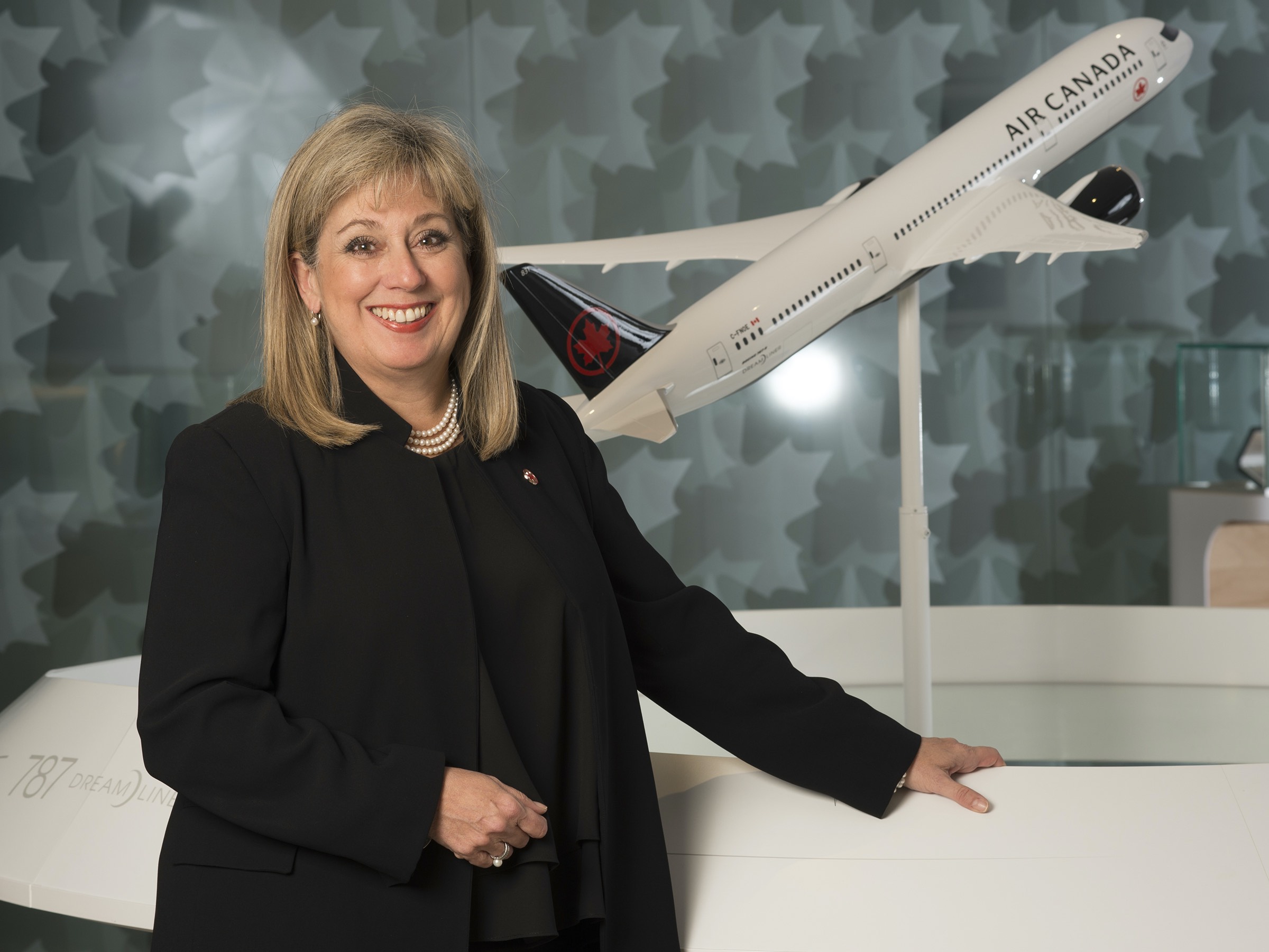 8. LUCIE GUILLEMETTE<br />
Executive Vice-President and Chief Commercial Officer, Air Canada<br />
