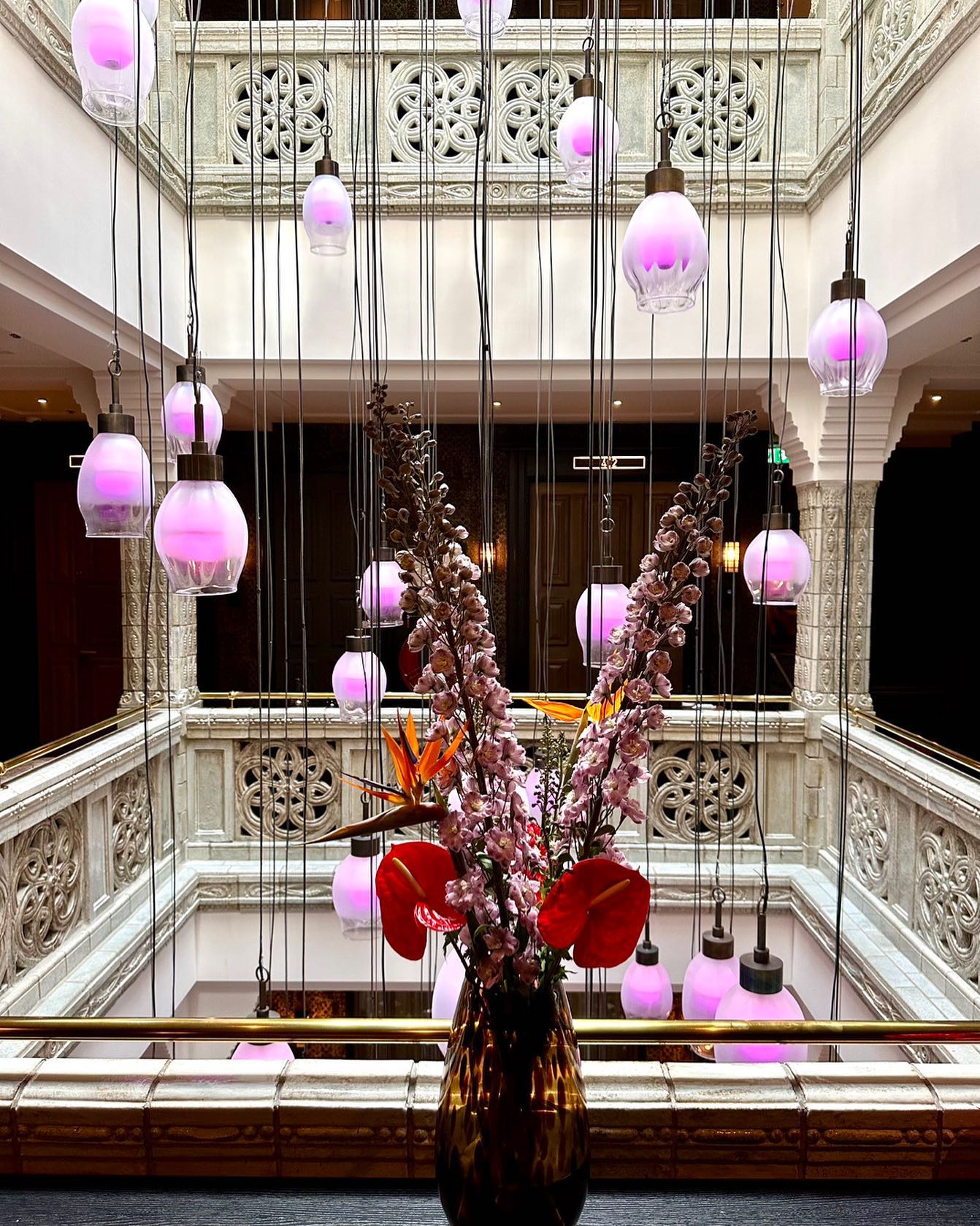 The DYDELL’s ‘Tai Chi’ hand-blown luminaires from Leerdam have become a true spectacle that gives fabulous atmosphere to the hotel.