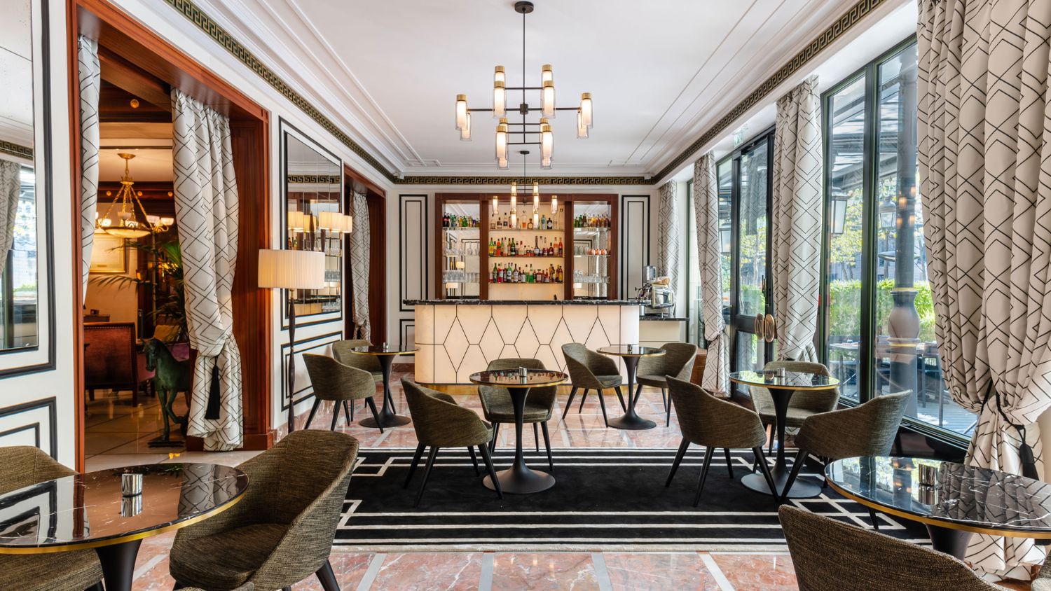 The Bar 1807 at Hotel Napoleon Paris. Private, yet bright, The Bar 1807 reveals an Art Deco style influenced by the 1930s.