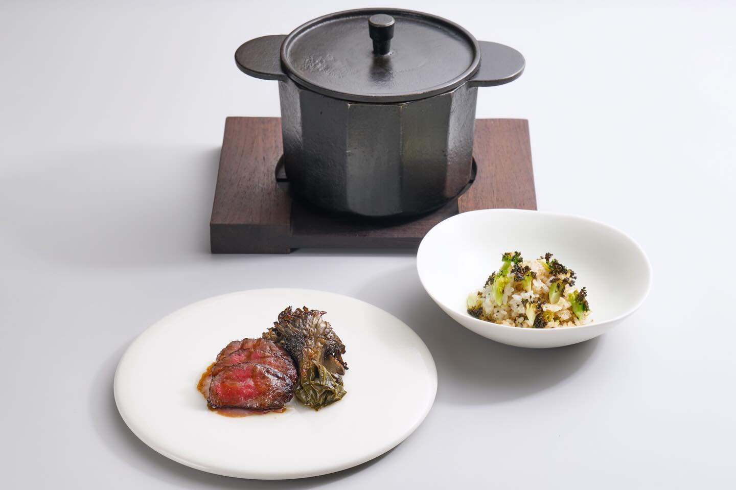 the Hanwoo Cast Iron Pot Rice.This dish pays homage to the rich culinary history of Korea, where the traditional method of cooking rice in a cast-iron pot over an open fire