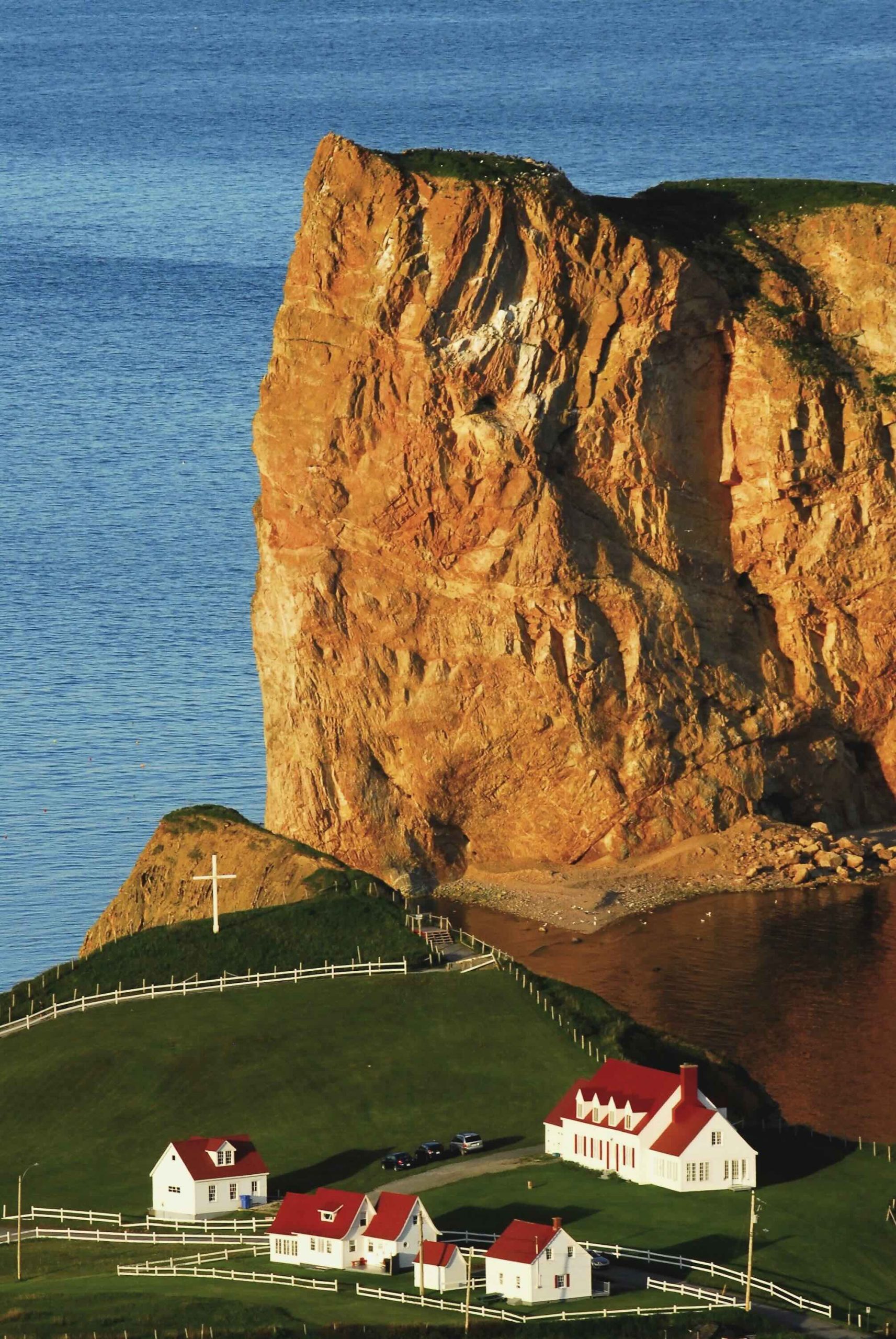 The Frederick-James village at Cap Canon with Percé Rock in the background : Marc Loiselle