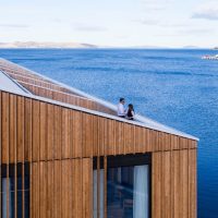 The MACq01 Waterfront Hotel in Hobart offers a unique experience, with rooms inspired by Tasmanian history. Combining modern luxury with local heritage, it features stunning harbor views, a top-notch whisky bar, and a design that celebrates the island’s culture.
