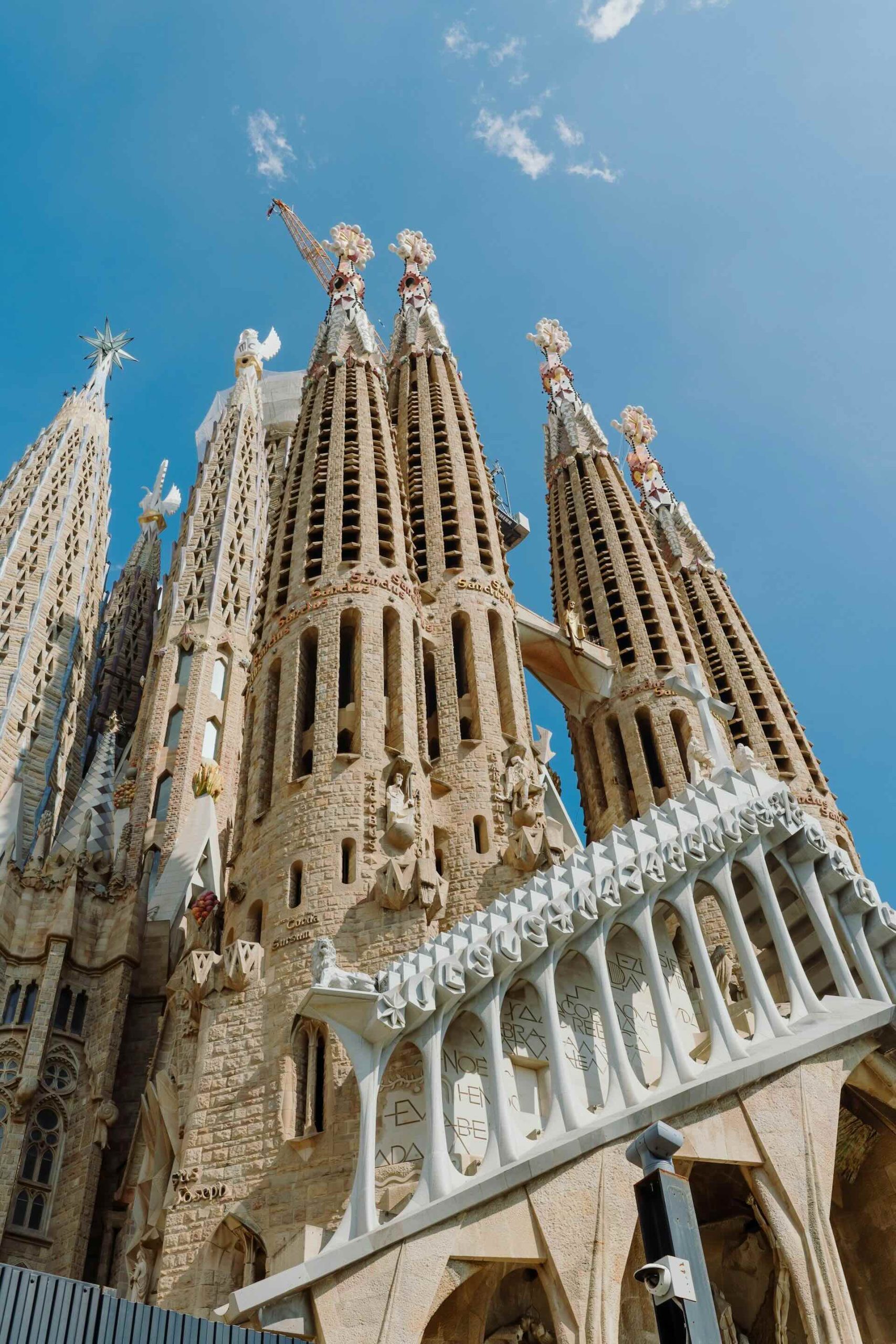 Barcelona’s iconic Basílica de la Sagrada Família, designed by Antoni Gaudí, is a masterpiece of modernist architecture and intricate detail