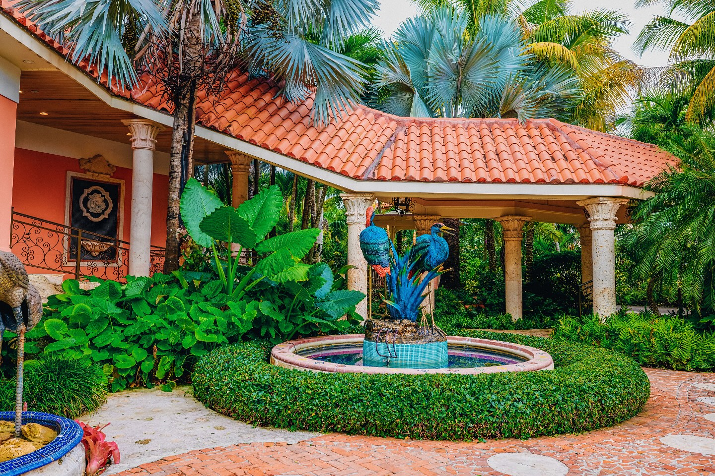 Goldwynn encourages exploration and supports the local community, from visual artists to culinary creators, with partnerships like Elaine and Gandhi Pinder’s Sapodilla Restaurant, where Bahamian heritage and fresh, farm-to-table ingredients shine.