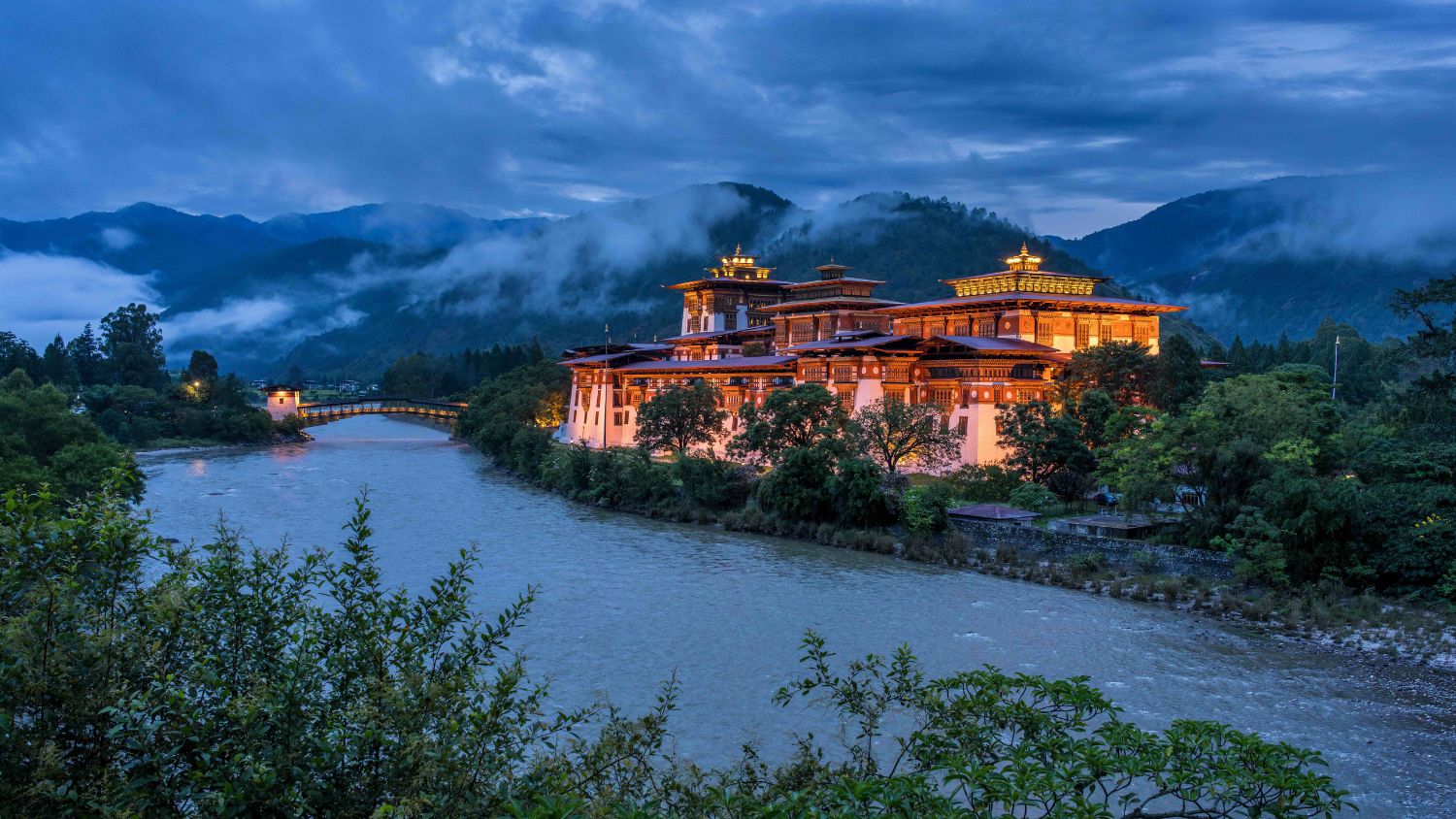 Punakha Dzong: A breathtaking fortress at the confluence of the “Father” and “Mother” rivers, where Bhutan’s first king was crowned and centuries of history, spirituality, and resilience come alive.