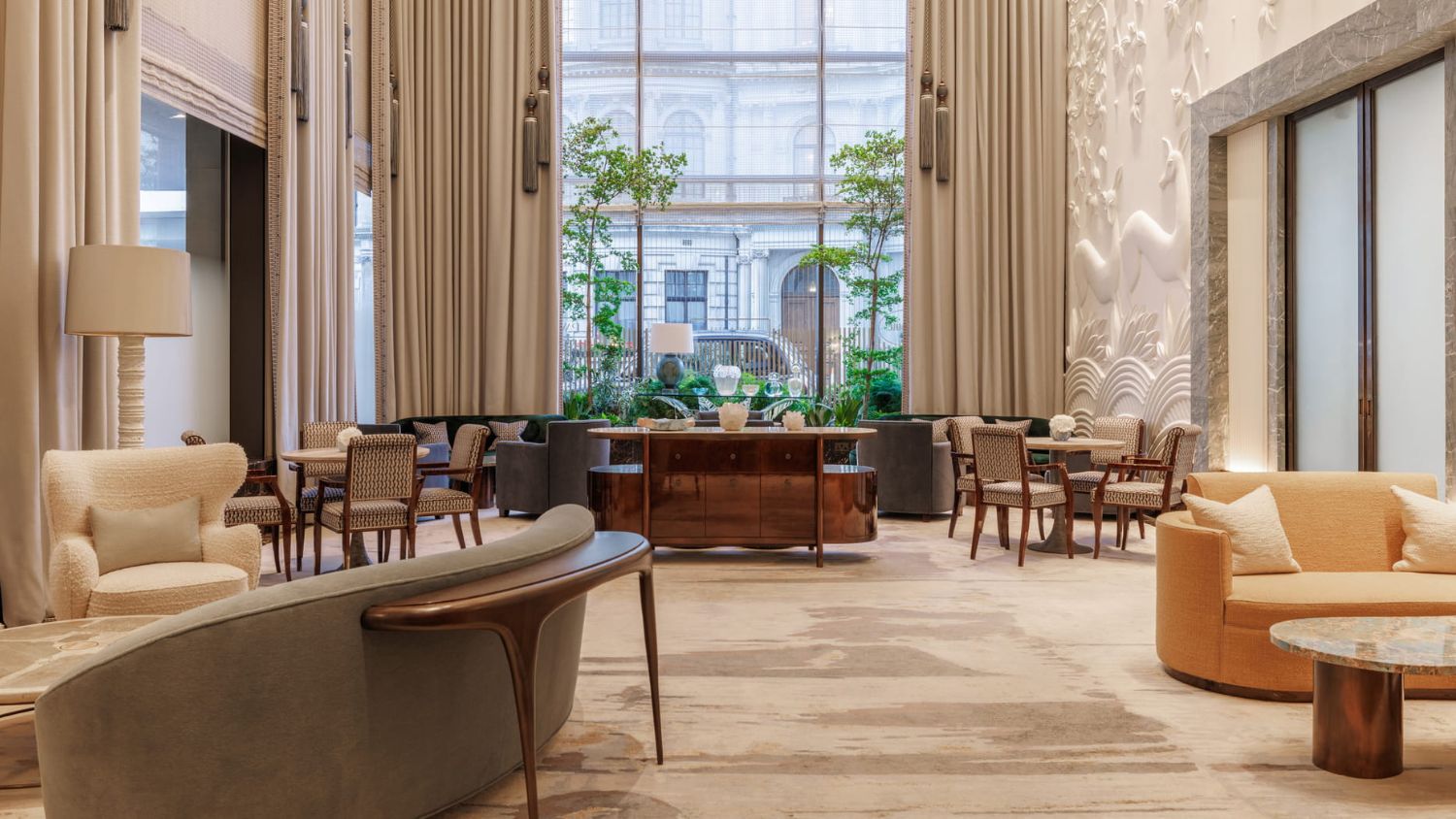 Modern design meets timeless elegance in the light-filled lounge at Four Seasons London — a serene space in the heart of Mayfair. Photo: Four Seasons London