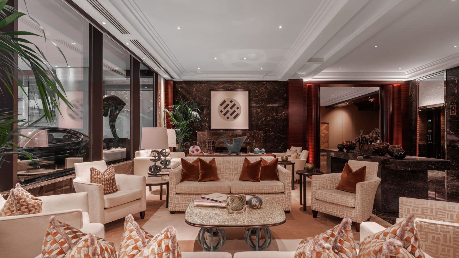 At Four Seasons London, warm tones and plush materials set a tone of quiet comfort the moment you walk through the door. Photo : Four Seasons London