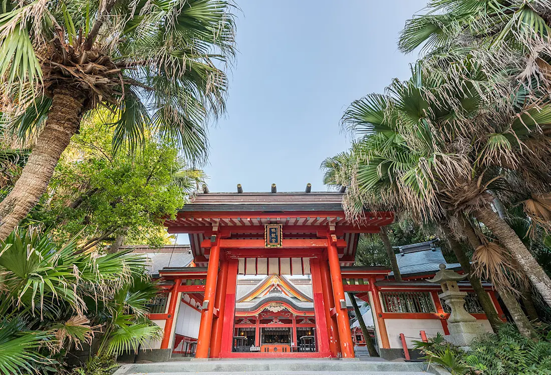 Aoshima Shrine (青島神社) is a serene Shinto shrine surrounded by lush subtropical greenery and framed by the dramatic natural rock formations known as the "Devil's Washboard." This unique combination of nature and culture makes it a must-visit spot in Miyazaki Prefecture.